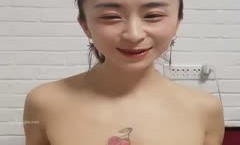 大表姐：这是我昨天被剃了毛的逼，今天不喝尿了只撒尿，我是骚母狗臭婊子贱货哈哈哈，太大了艹起来疼，我最多就碰到17厘米