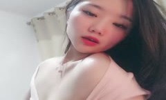 甜美骚妹子全程露脸深夜销魂，很会勾搭狼友揉奶玩逼，掰开小穴看特写好嫩好紧，自慰逼逼自己舔淫水样子好骚