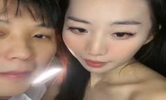 气质模特女神，白色丝袜椅子上女上位啪啪，新炮友完美露脸大战玩穴，跳蛋自慰白虎穴