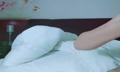 清纯中带一点骚，全程露脸无毛白虎逼，让大哥亲着小嘴，吃鸡巴又舔蛋胀满小嘴，激情上位无套抽插浪叫不止
