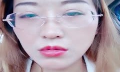 ✿高能户外4.12✿极品美女夹着大黑牛在大爷旁边自慰失禁淫汁沿着美腿流下大爷瞧地上的淫水看呆了嗡嗡的声音强忍快感2