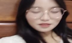 带眼镜长相甜美的妹子，做直播，勾引狼友想看逼需要刷小礼物，聊骚，自己吸烟掰穴