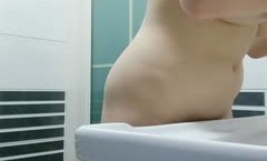 肤白貌美极品大奶子良家女孩，裸体瑜伽诱惑狼友，洗澡时不小心露脸了，尿尿给狼友看，完美好身材极品诱惑