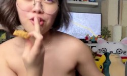 《顶级网红精品露脸》神似某明星的极品反差母狗23岁留学生可爱眼镜妹自摸啪啪口爆吞精(22)