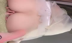 最美的新娘，白丝高跟露脸性感好身材，穿着新娘妆诱惑狼友，揉奶玩逼对着镜子发骚，抠弄骚穴淫水多多真刺激