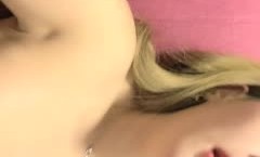 颜值不错黄发妹子【法拉女神】单人沙发上自慰，舔弄振动棒手指抽插呻吟娇喘，很是诱惑喜欢不要错过