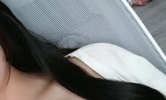 极品身材高颜值美女模特在狼友的调教下脱光诱惑狼友，性感粉嫩的逼逼特写真想舔一口，坚挺圆润的骚奶子刺激