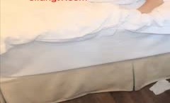 大胆猥琐男背着女友把她气质漂亮的美女闺蜜弄晕带到酒店玩弄啪啪,干醒后竟然全力配合,操她趴在床上不动了!