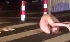 《疯狂抖音》美新娘5 美女喝高了洒酒疯耍的点大当街脱光光摆pose还跟jc动手(28)