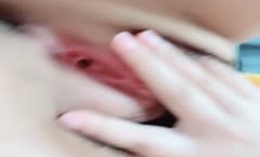 年轻嫩妹子一个人在家偷偷躲到卧室中露脸自慰三点全露，超级粉嫩鲜鲍鱼