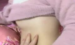 【地毯式搜索嫩妹】好不容易硬起来的奔驰哥，把昏昏欲睡的小女友摇醒插入，射完还要体贴的擦干净
