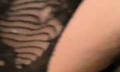 【奶味小仙女】身上倒酸奶再舔浴缸足交，吊带网袜后入性感大屁股，快速抽插最后内射