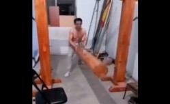用大木桩撞下体..