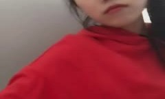 《疯狂抖音》曾经火爆全网的私圈土豪高价定制~高颜值大二露脸美女【吴小姐】学校宿舍、卫生间道具疯狂紫薇淫语挑逗(2)