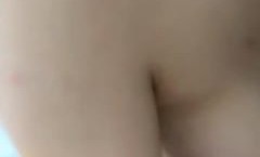 新人小妹露脸让小哥玩弄，吃奶又舔逼，奶头和逼逼都很粉，强制口交，无套爆草玩奶子，呻吟可射各种蹂躏射逼