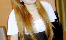 闷闷不乐、调皮的新托儿所工作人员 藤井美佐