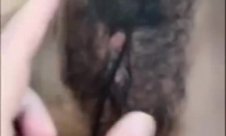 古典型主播小野貓~黑絲襪塞棒棒大出水!!男友在旁自爽射滿身