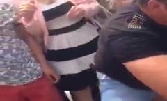 乡下裸体宴会，惊动全村来观看，不乏帅哥美女也喜欢这口，看着妖妇的罐啤酒各种杂技现场气氛诱惑哦！