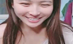 温柔的小少妇露脸深夜撩骚互动狼友，脱了衬衫就开始骚，揉奶玩逼自慰，逼逼里塞着跳蛋，扣着逼要舔狼友鸡巴