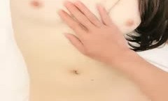 无毛馒头逼妹子和炮友酒店啪啪，白皙美乳粉穴上位抽插自己动，特写后入大白屁股非常诱人