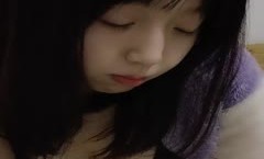 童颜大奶胖胖的极品妞，在家偷偷的跟狼友发骚，叫大奶子自己舔奶头左右开弓，大黑牛自慰逼逼淫水多多好刺激