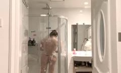 【是哥哥的骚骚】高颜值妹子浴室洗澡小尺度露逼，揉搓奶子近距离特写粉逼很是诱惑喜欢不要错过