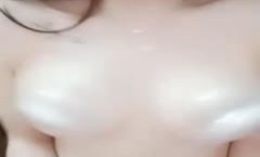 性感红唇白皙大奶萌妹全裸椅子道具自慰，振动棒插逼吸奶震动翘屁股后入抽插非常诱人