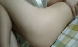 某高校女神级美女大学生在宿舍床上掰穴自拍 貌似还是个处 逼逼里真粉嫩