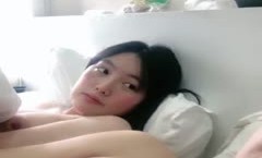 清纯系小女友跟渣男小哥床上啪啪，跟狼友互动撩骚激情，撸着鸡巴躲在被窝里玩道具，激情上位边亲边草好刺激
