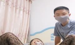 良家人妻深夜跟小哥激情啪啪给狼友看，穿上新买的情趣装，给小哥口交乳交道具玩逼，被小哥后入玩奶子露脸了
