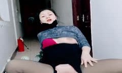 黑丝高跟轻熟女少妇全程露脸勾搭上门维修的电工大哥，让大哥抠逼揉奶69口交大鸡巴，无套爆草内射中出好刺激