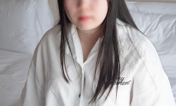 【无修正】可爱的E罩杯棉花糖系女大学生。抱感出众的柔软白皙的身体。面对镜头始终紧张…，虽然被讨厌，但在没有许可的