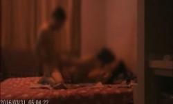 小伙某小区居民楼出租房里200元嫖酒吧小姐身材高挑体形不错内裤很惹火叫声好听生意不错不停回微信