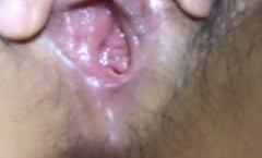 小妖精萌萌大尺度福利，绿播转黄播首次全程露脸大秀，年纪不大的小可爱粉穴粉奶自己抠穴，淫水沾手指吸吮
