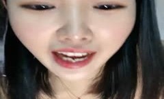 年轻齐肩发新人嫩妹子，全裸道具自慰插穴，第一视角椅子秀说道具不如鸡巴，不爽还累人，道具吸在地抽查，表情太到位