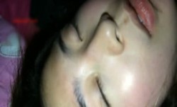 某艺术院校极品美女不小心喝醉后被人换了3套衣服和丝袜进行玩弄，阴毛浓密，小穴和乳房都粉嫩，绝对不止被干一次！