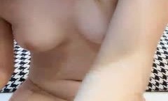 网红脸妹子岔开大腿露出干净白虎，道具插穴自慰，有点小腼腆坐在地上整根插穴
