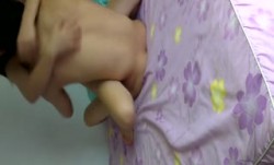 小年轻AV看多了操操姿势真不少女友一脸无奈