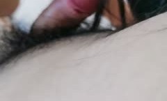 大哥的小女人露脸温柔且风情，露脸躺在床上让小哥玩弄，舔逼蹂躏深喉口交，无套抽插，骚穴淫水都拉丝了刺激