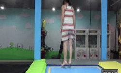 开心果小萌妹像王子文 超市露出淫穴 吃东西跳碰碰床，玩得太开心la!
