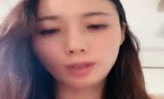已婚骚人妻家里没人陪狼友发骚，农村大院屋里骚完院里骚，听狼友指挥互动撩骚揉奶玩逼看特写，精彩不要错过