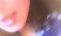 20岁宝妈挤奶：老公我难受死了，我下面洗的很干净，要不你帮我舔一下好不好。婴儿在怀里被老公强行啪啪！