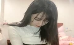 小萝莉MM颜值不错长相甜美妹子自慰，脱掉内裤近距离张开双腿自摸诱惑
