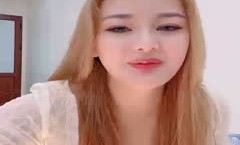 两个骚逼摸着一个鸡巴还说不会口交，全程露脸互动狼友撩骚，颜值不错大奶粉逼淫声荡语互动撩骚，揉奶玩逼