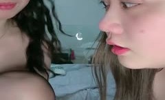 塑料姐妹花黑丝情趣吃着冰激凌跟狼友互动撩骚，听狼友指挥看逼逼，互相掰开骚穴特写给狼友展示，淫声荡语
