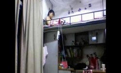 肉鸡偷拍女大学生宿舍内换衣服洗澡擦身体乳做面膜,都是顶花带刺的黄花大闺女娇嫩的玉体