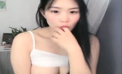 小可爱平台(原卡哇伊)童颜巨乳美女主播女D1028收费大秀奶子真大自慰揉穴很是诱人