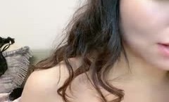 粉红色睡衣长发美少妇躺在床上诱惑自慰乳头粉嫩诱惑十足，道具插穴近景特写