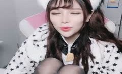 您的私人宠物胡桃妹妹，全程露脸情趣COS装诱惑，激情大秀揉奶玩逼淫声荡语，自己抠穴浪叫呻吟精彩不要错过