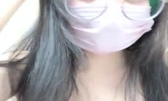 斯文眼镜口罩妹子全裸大黑牛自慰，白皙美乳苗条身材椅子上头部抽插震动，高潮呻吟娇喘连连